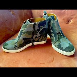 Linea Paolo Camo Suede Felicia Wedge 8.5